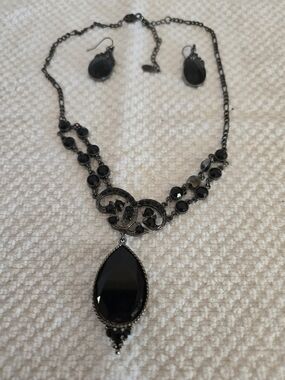 Costume Jewelery PWFJ Black Teardrop Pendant Necklace and Earrings Set